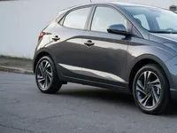 Exemplo certo: a lateral inteira do carro, enquadrada, com luz do dia